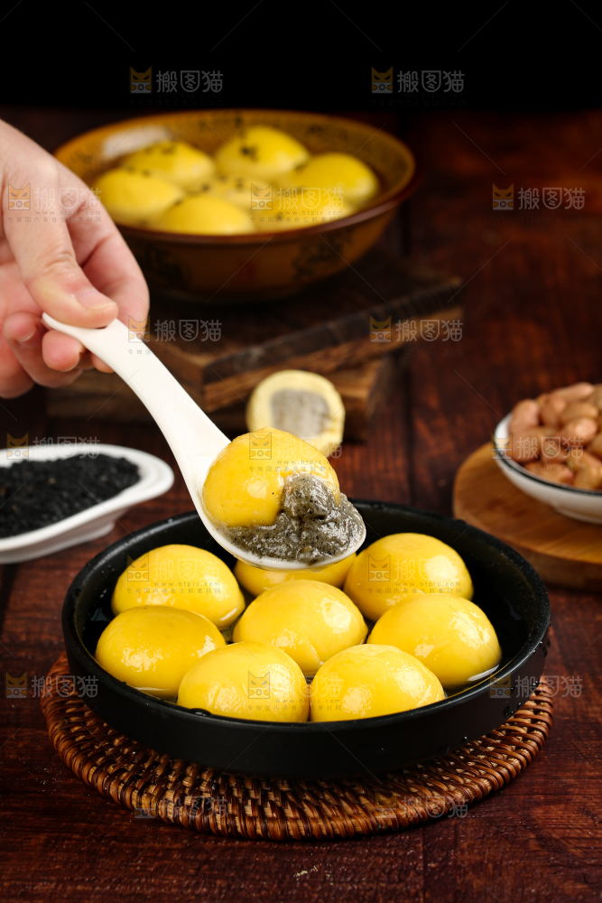 勺子上舀着大黄米黑芝麻汤圆