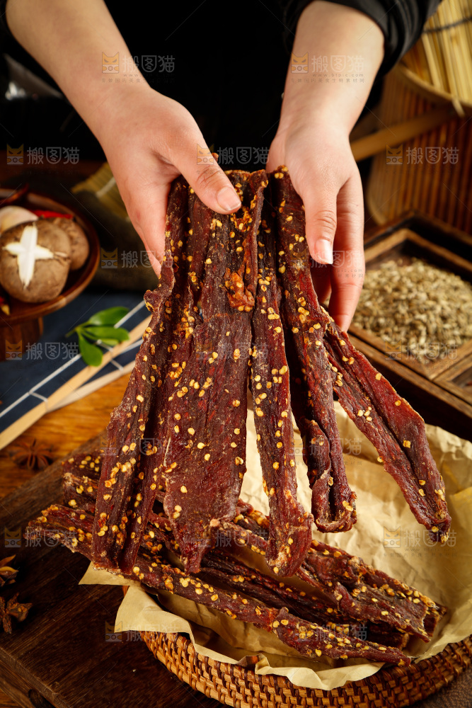 手里拿着牛肉干