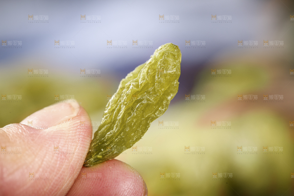 手里拿着绿葡萄干