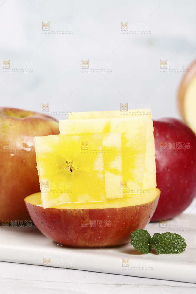 白石板上放着冰糖心苹果