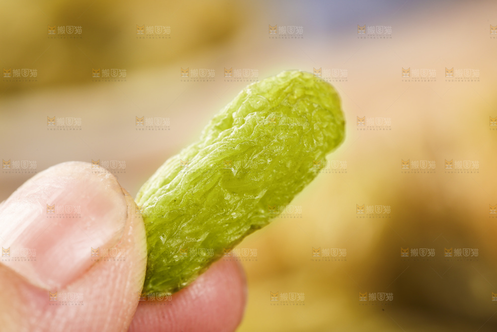 手里拿着绿葡萄干