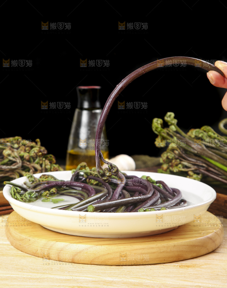 木底上一盘新鲜蕨菜