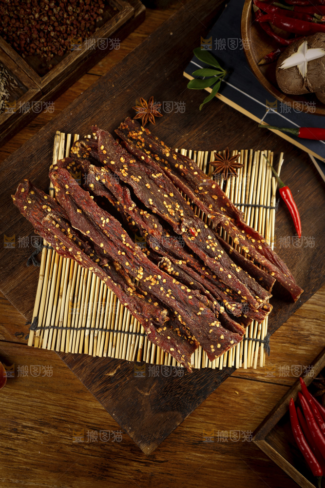 竹垫上放着一堆牛肉干