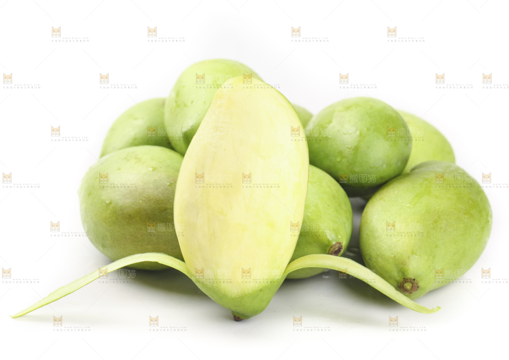 生芒果摆放在白底上