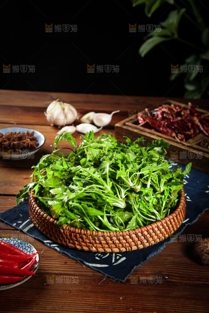案板上放着一篮荠菜