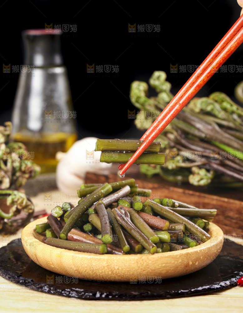 筷子上夹着蕨菜