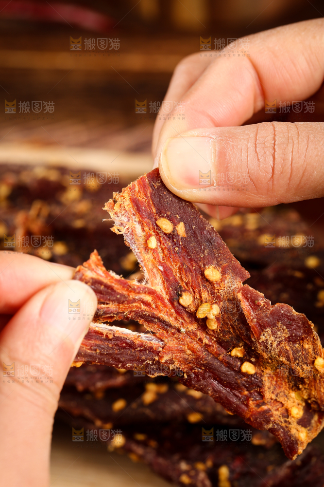 手撕着牛肉干