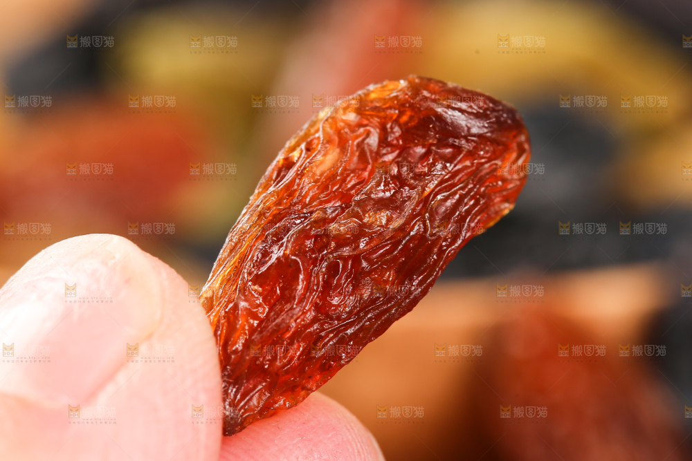 手里拿着红香玫瑰葡萄干