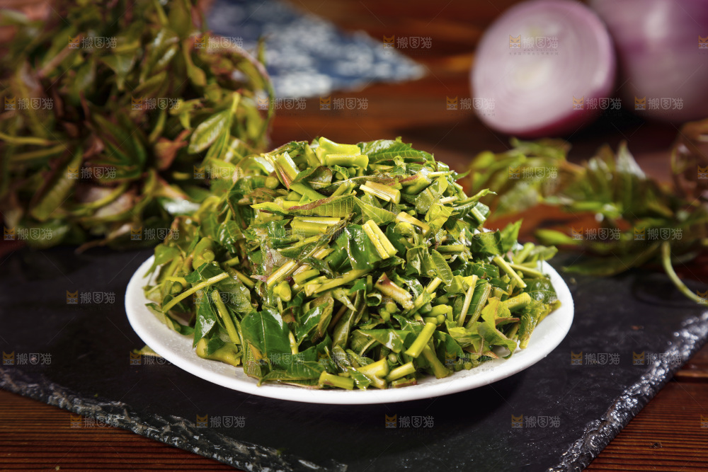 黑石板上摆放着一盘香椿