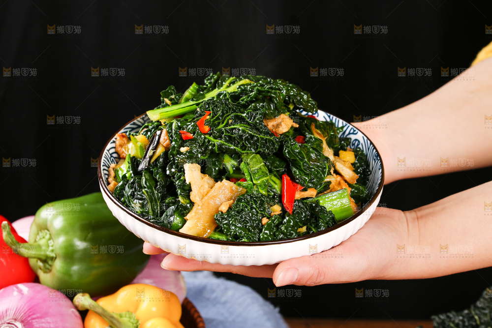 手里端着一盘肉炒泡泡青