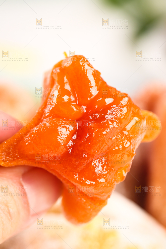 手里拿着糖心柿饼