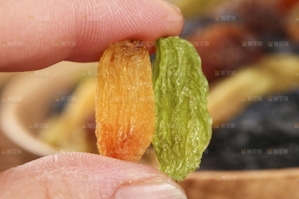 手里拿着葡萄干