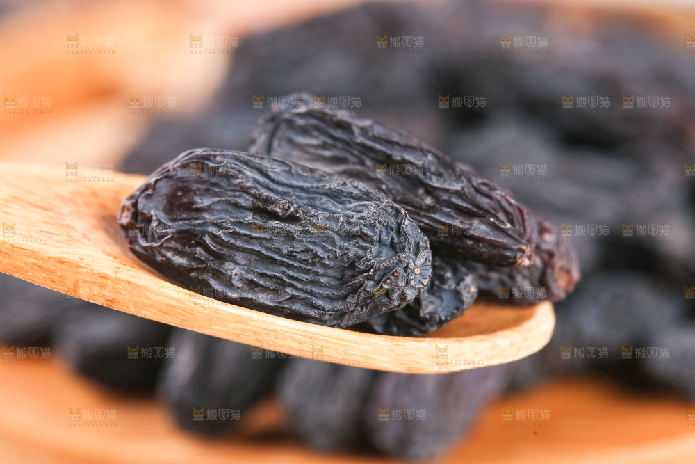 勺子上舀着葡萄干