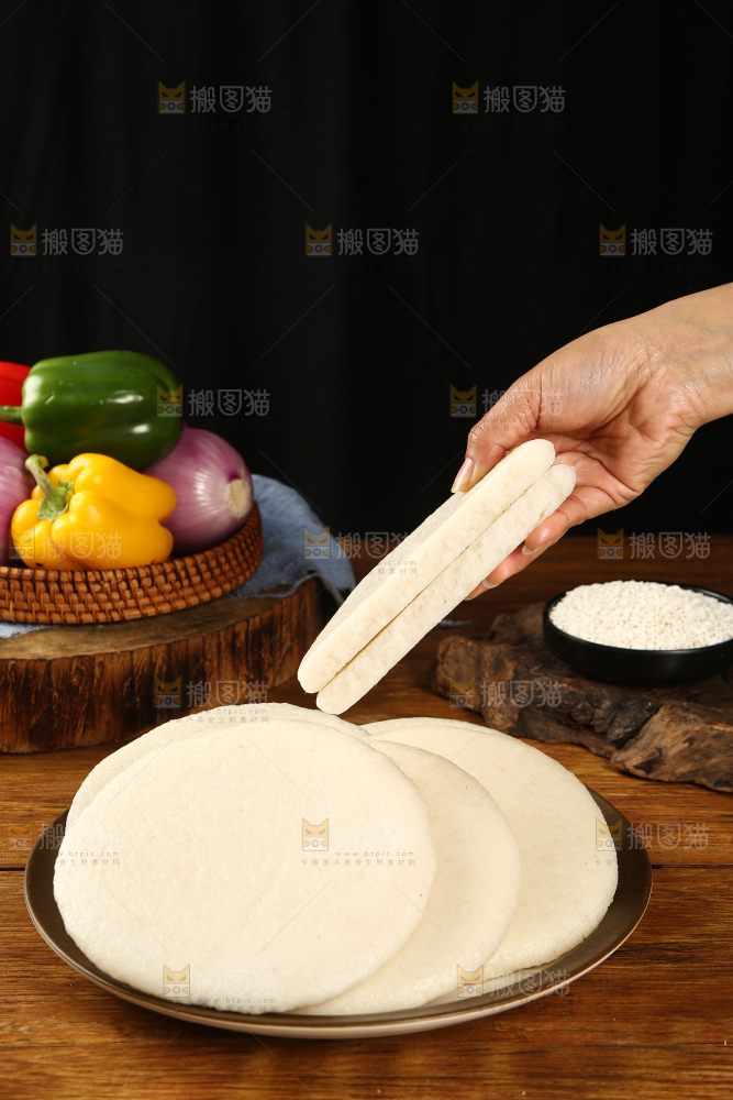 手里拿着糍粑