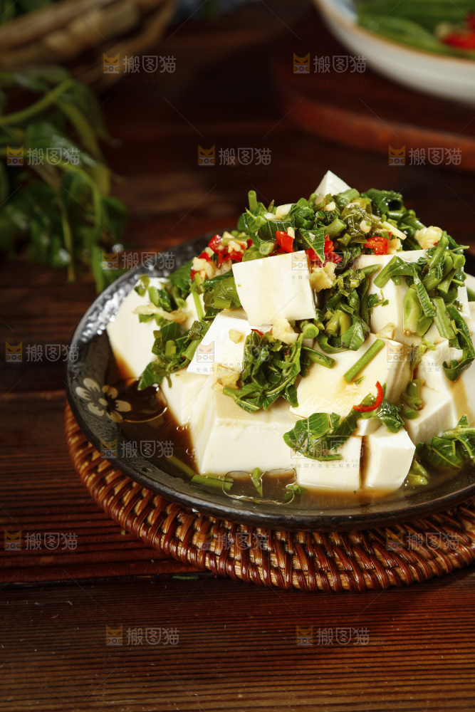 藤垫上放着一盘香椿拌豆腐