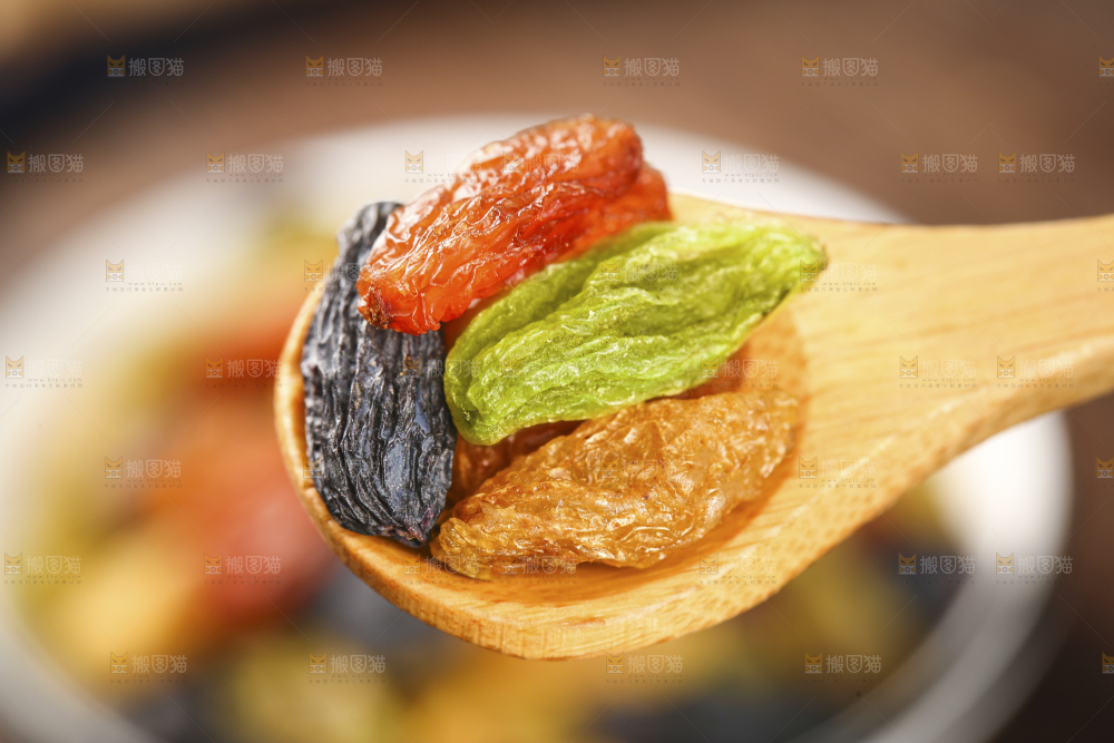 勺子上舀着四色葡萄干
