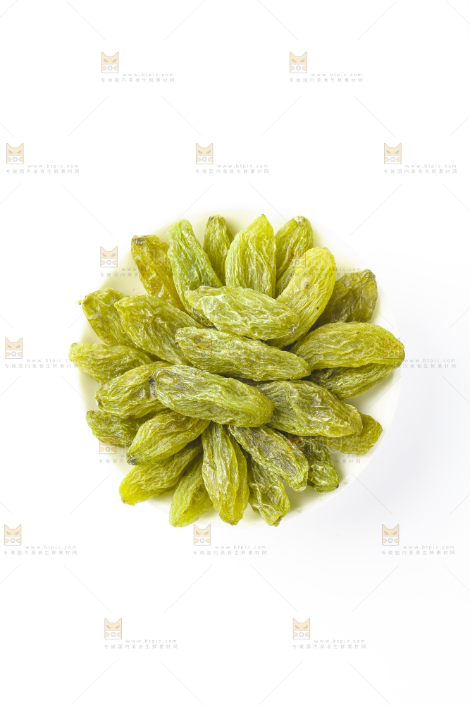 一盘绿葡萄干放在白底上