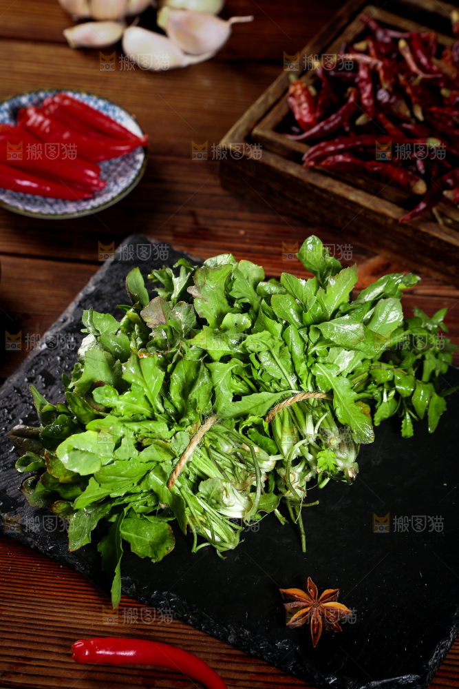 黑石板上放着野生荠菜