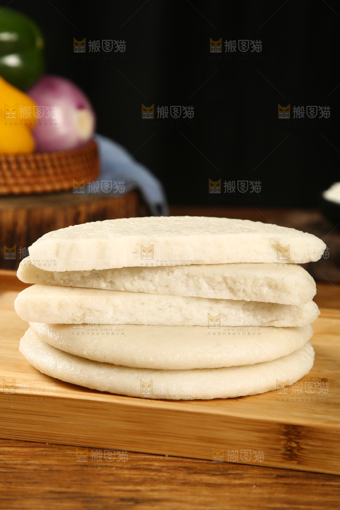 木盘里的白糯米糍粑
