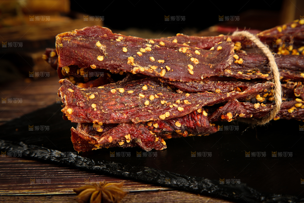 黑底上摆放着风干牛肉干