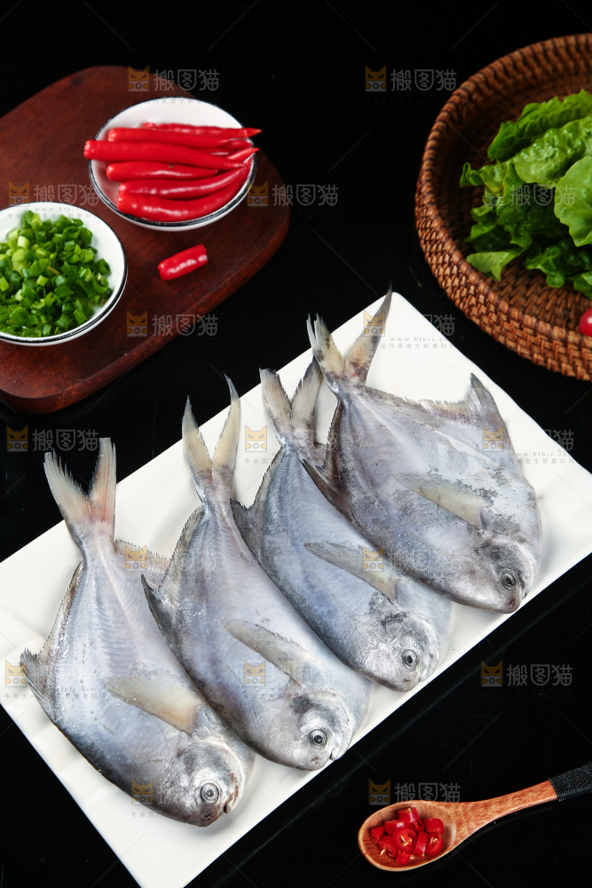 黑底上摆放着一盘舟山银鲳鱼