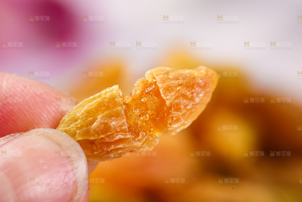 手里拿着葡萄干