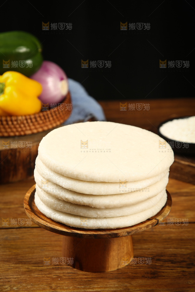 木板上放着糯米糍粑