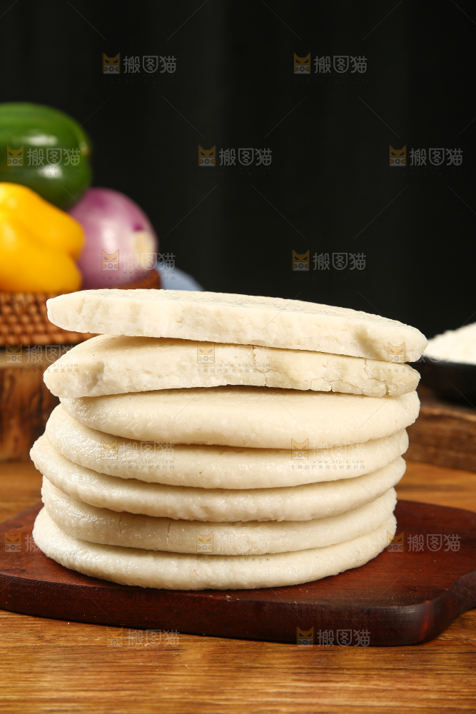 木板上放着糯米糍粑