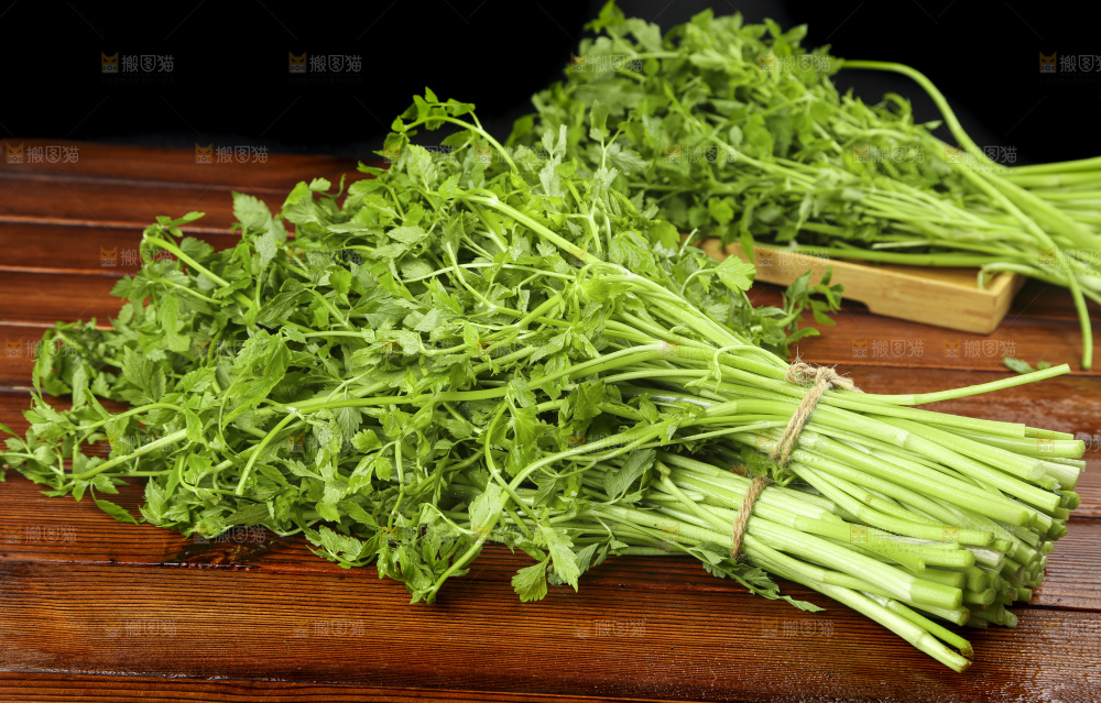 木底上放着水芹菜
