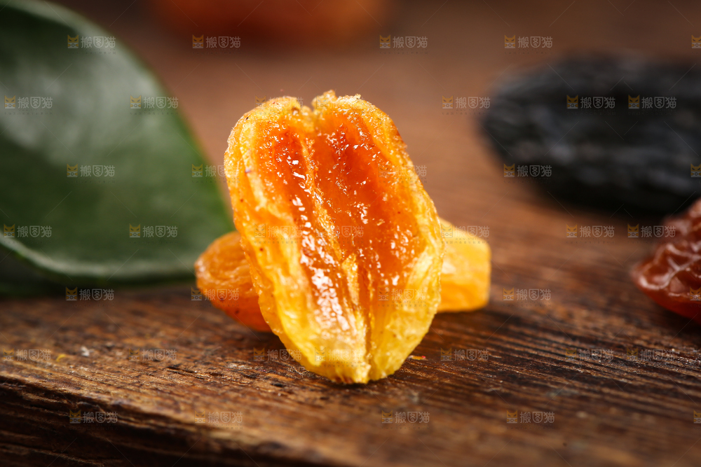 木底上的树上黄葡萄干