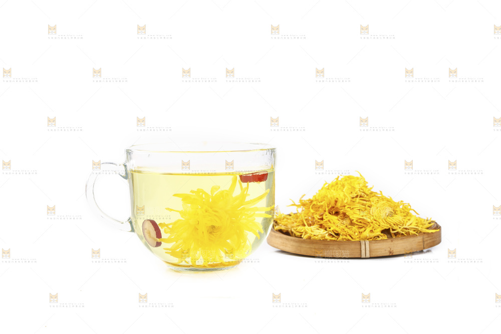 一杯金丝皇菊茶和篮子里的贡菊