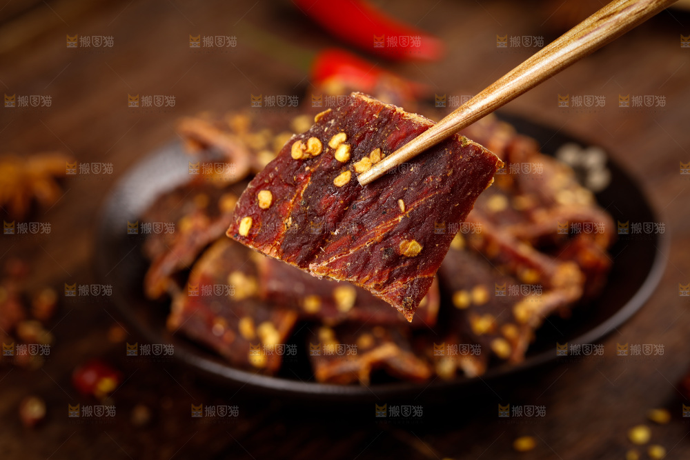 筷子上夹着牛肉干