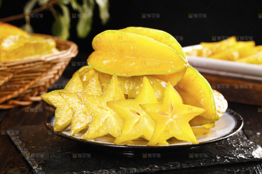 黑底上摆放着一盘漳州杨桃