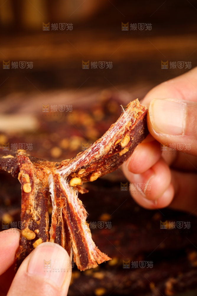 手撕着牛肉干