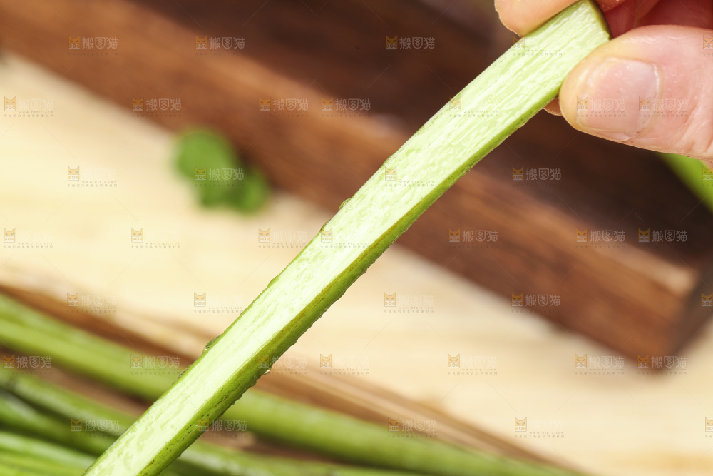 手里拿着蕨菜