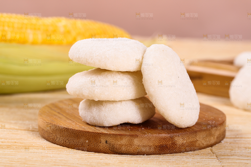 木板上放着糯米糍粑