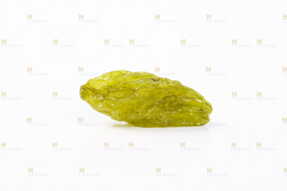 白底上放着葡萄干