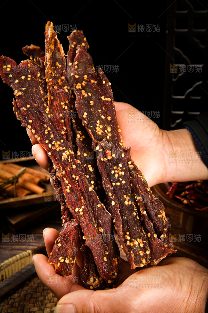 手里捧着牛肉干