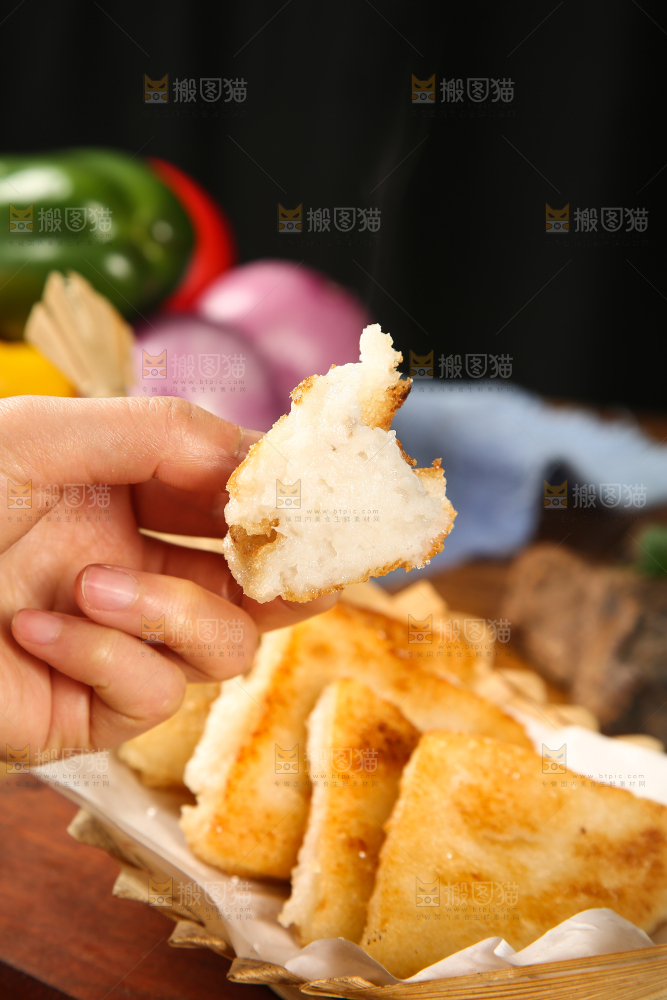 手里拿着糍粑