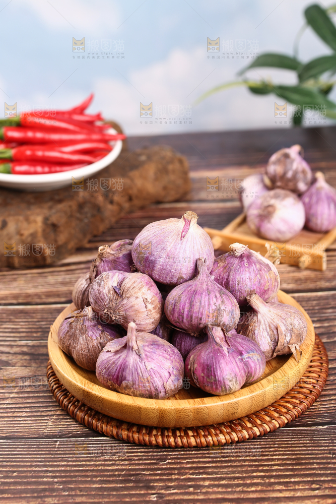 一盘紫皮三丫蒜