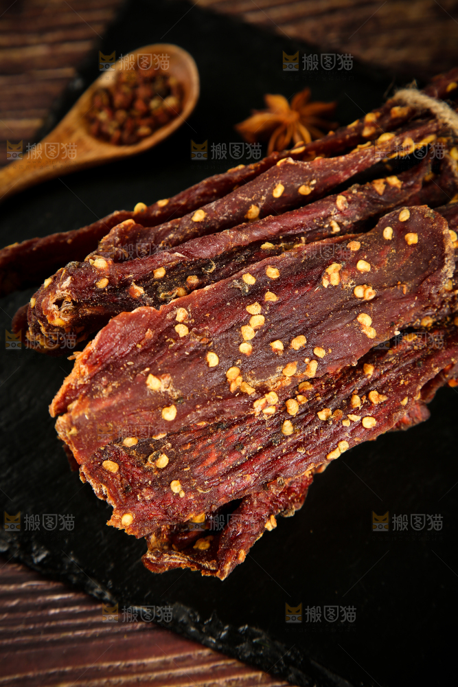 黑底上摆放着风干牛肉干