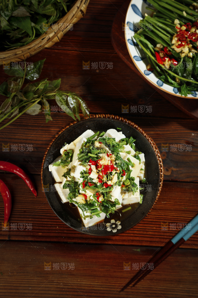藤垫上放着一盘香椿拌豆腐