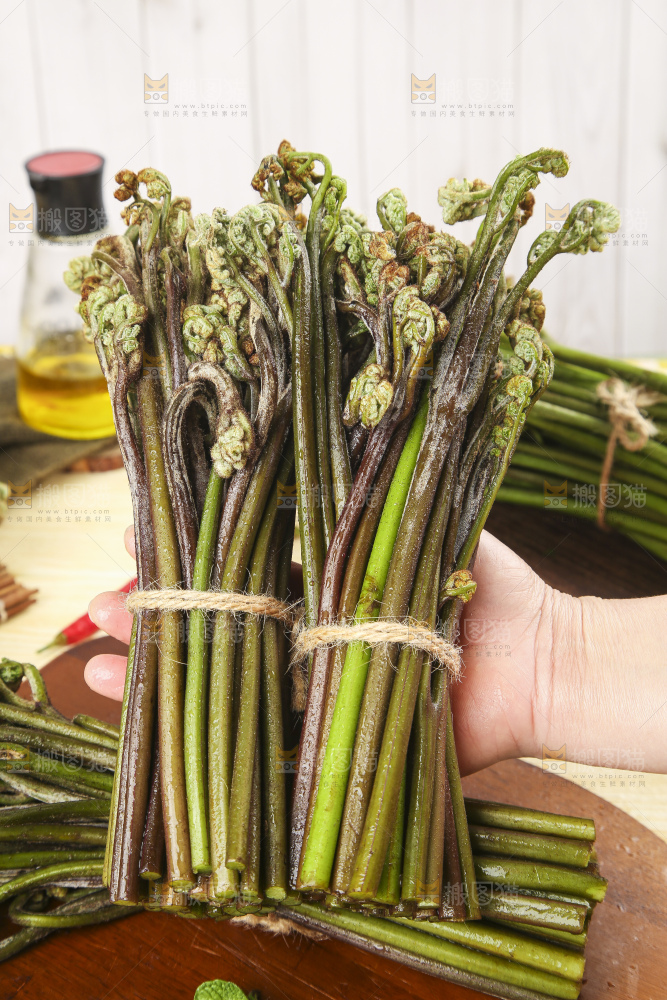 手里拿着拳头菜