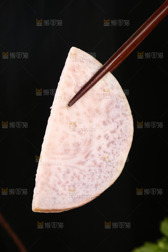 筷子上夹着香芋