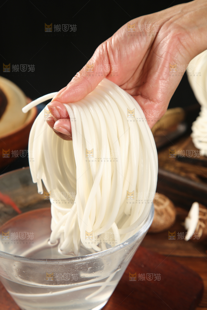 手里拿着泡发过的土豆粉
