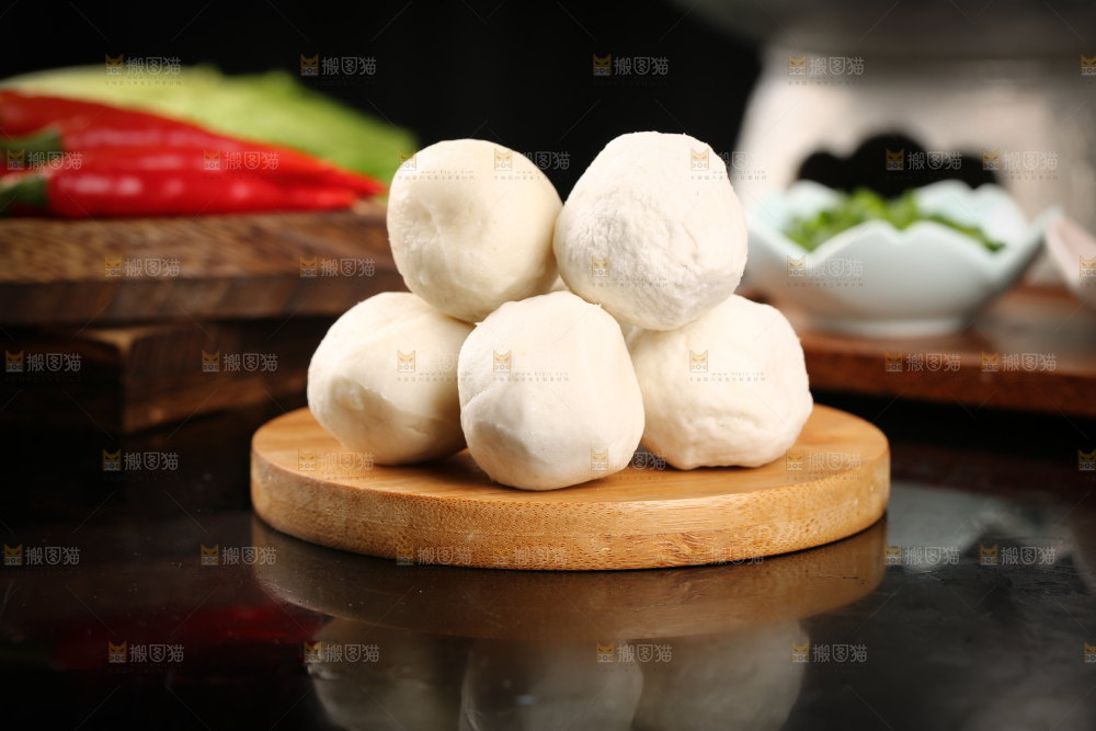 木板上一堆福州鱼丸