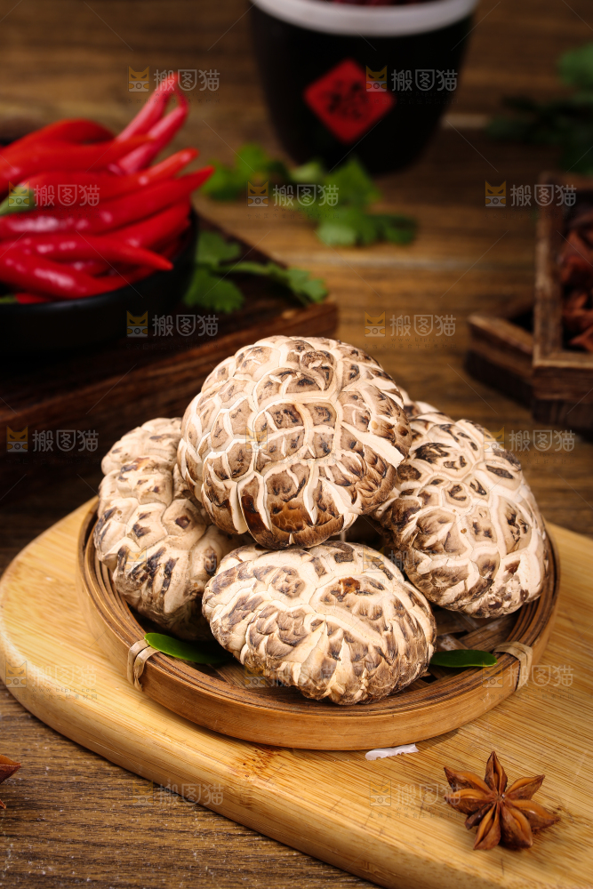 木底上一篮冬菇