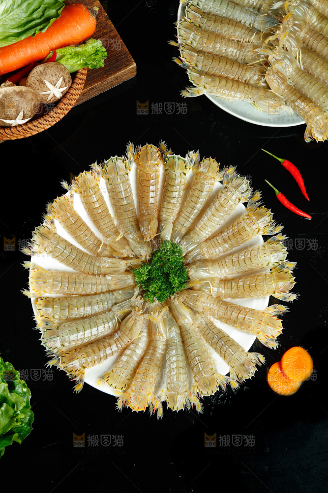 一盘新鲜皮皮虾摆放在黑底上