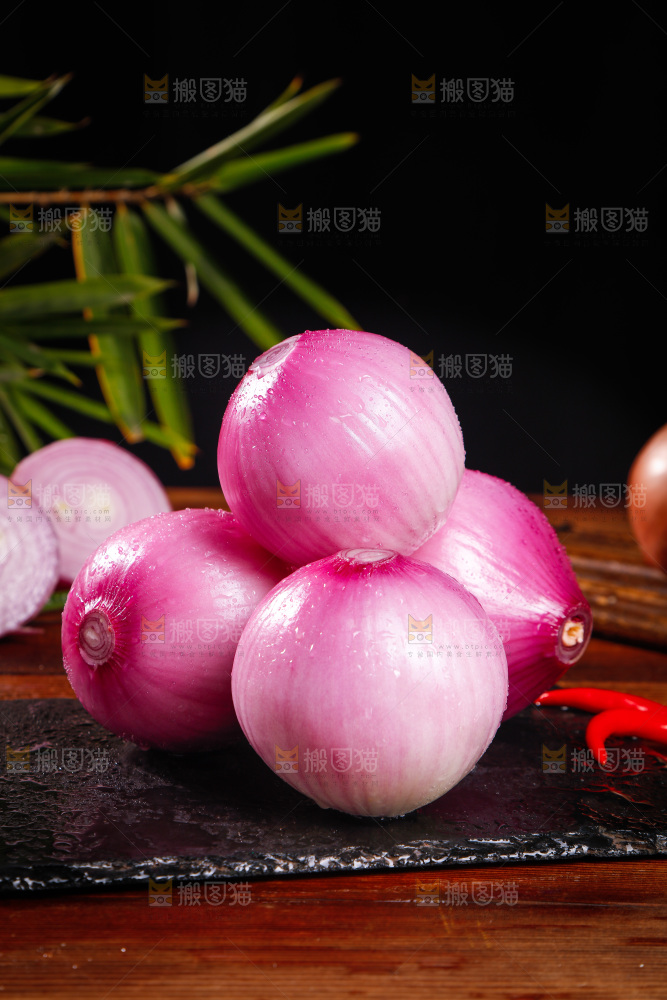 黑石板上放着紫皮洋葱