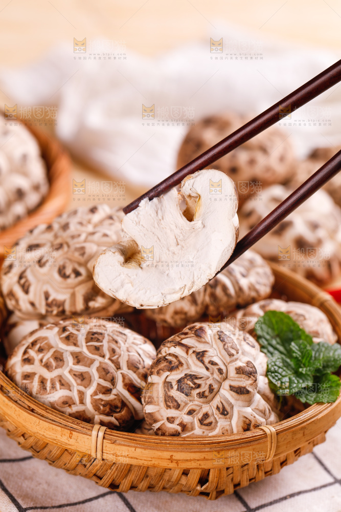 筷子上夹着香菇